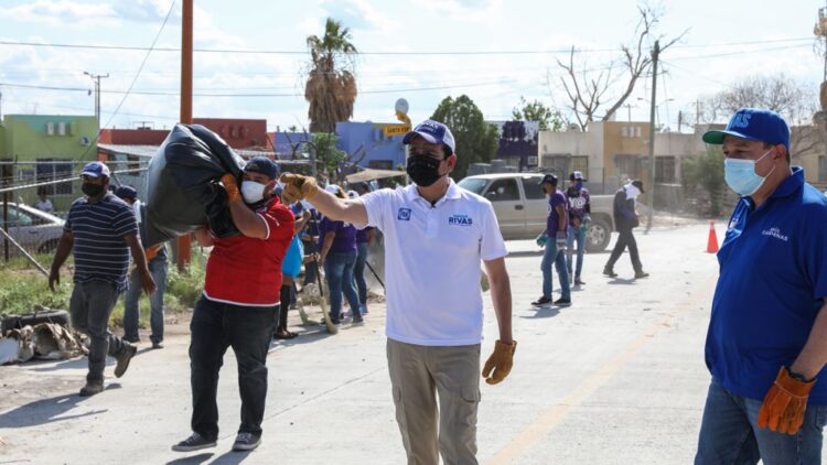 Rehabilitan Rivas y su equipo  calles en Villas de San Miguel