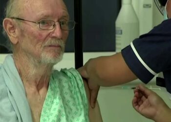 Muere William Shakespeare, primer hombre en recibir vacuna covid