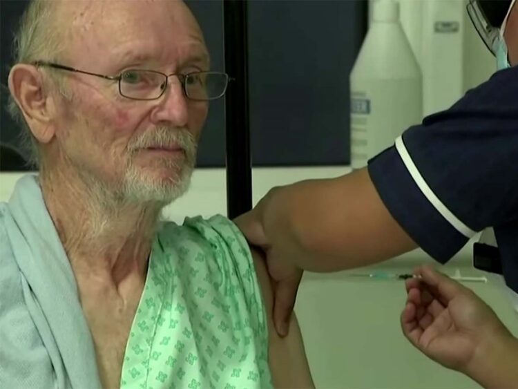 Muere William Shakespeare, primer hombre en recibir vacuna covid