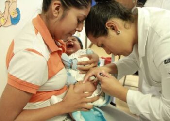 Realiza Salud campaña de vacunación a menores