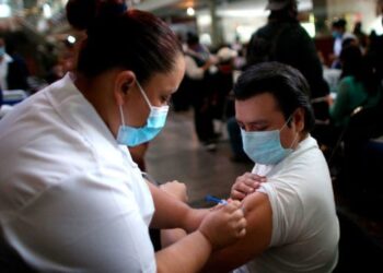 Inicia registro de vacunación contra covid para personas de 40 a 49 años