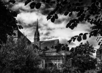 Hallan los restos de 215 niños en el sitio de un antiguo internado en Canadá