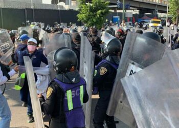 Contienen manifestación de expolicías que protestan frente al AICM