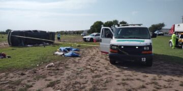Mueren 2 adultos y 1 menor al volcar camioneta en ruta Victoria-Tampico