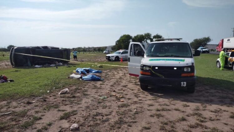 Mueren 2 adultos y 1 menor al volcar camioneta en ruta Victoria-Tampico