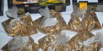 Hallan 12 armas y 25 mil cartuchos en casa de atacante de California