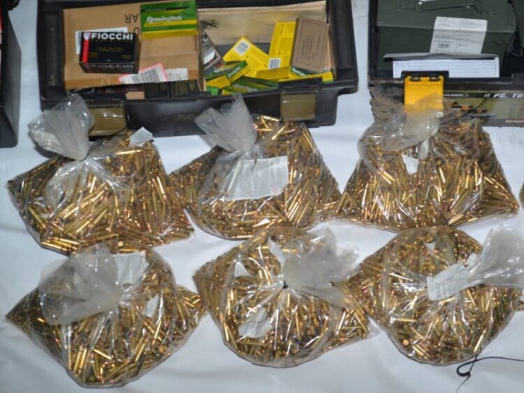 Hallan 12 armas y 25 mil cartuchos en casa de atacante de California