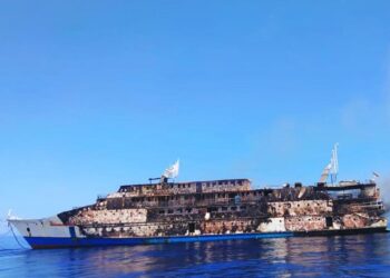 Se incendia ferry indonesio en pleno viaje, todos sobrevivieron