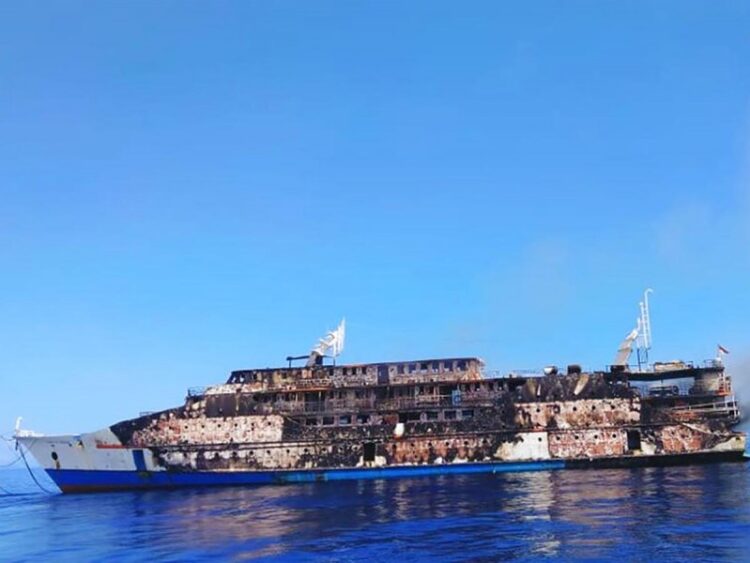 Se incendia ferry indonesio en pleno viaje, todos sobrevivieron
