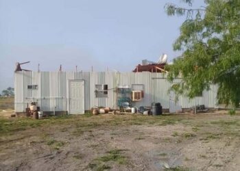 Tromba arranca techos y tira postes de luz en Soto la Marina, Tamaulipas