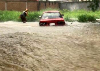 Fuerte lluvia provoca inundaciones y deslaves en Nuevo León