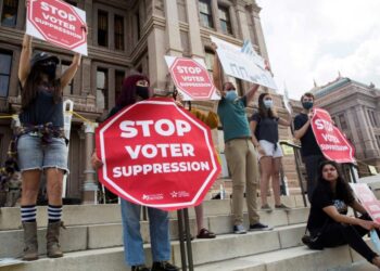 Frenan demócratas polémica ley electoral en Texas