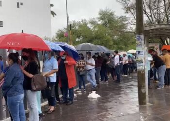 Esperan bajo lluvia vacuna anti Covid en Hospital General de Victoria