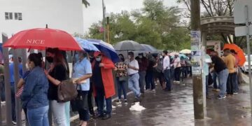 Esperan bajo lluvia vacuna anti Covid en Hospital General de Victoria