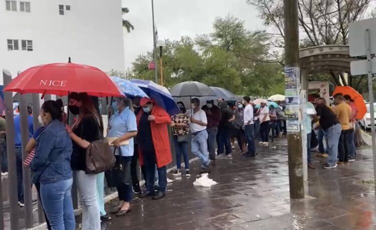 Esperan bajo lluvia vacuna anti Covid en Hospital General de Victoria