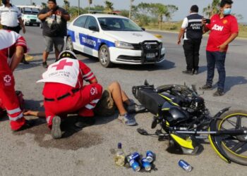 Ebrio cae de moto y riega las cervezas