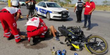 Ebrio cae de moto y riega las cervezas