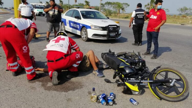 Ebrio cae de moto y riega las cervezas