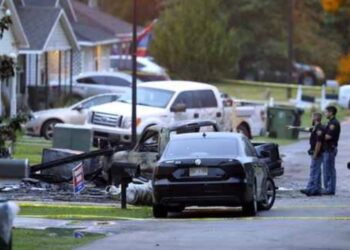 Avioneta se estrella contra casa en EU; hay 4 muertos