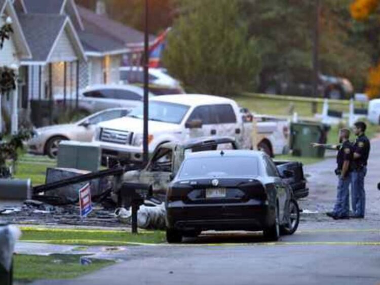 Avioneta se estrella contra casa en EU; hay 4 muertos