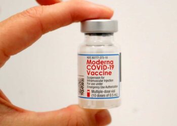 Tercera dosis de vacuna covid de Moderna reforzaría protección