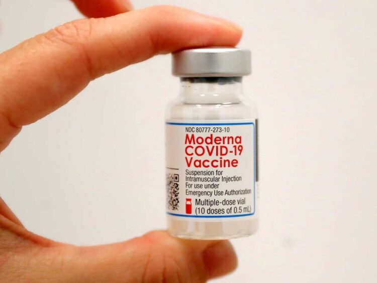 Tercera dosis de vacuna covid de Moderna reforzaría protección