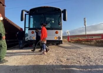 Abandonan a 5 niñas migrantes en Texas