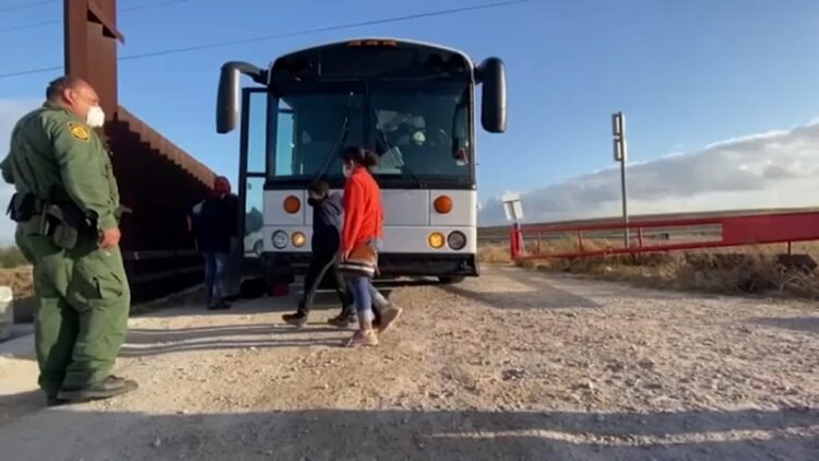 Abandonan a 5 niñas migrantes en Texas