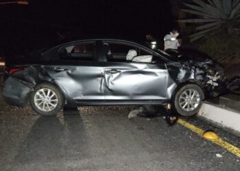 Cinco lesionados en choque y volcadura