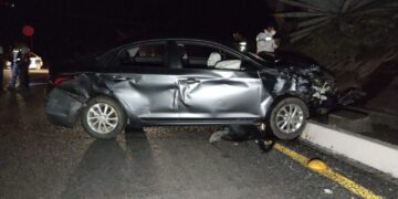 Cinco lesionados en choque y volcadura