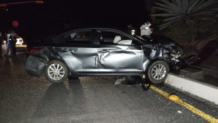 Cinco lesionados en choque y volcadura