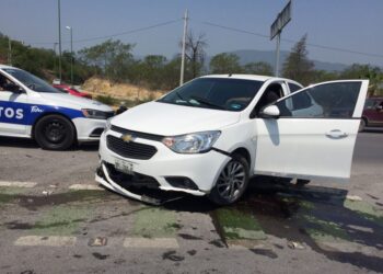 Auto se daña al estrellarse con guarnición