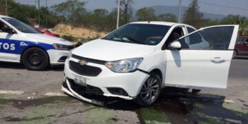 Auto se daña al estrellarse con guarnición