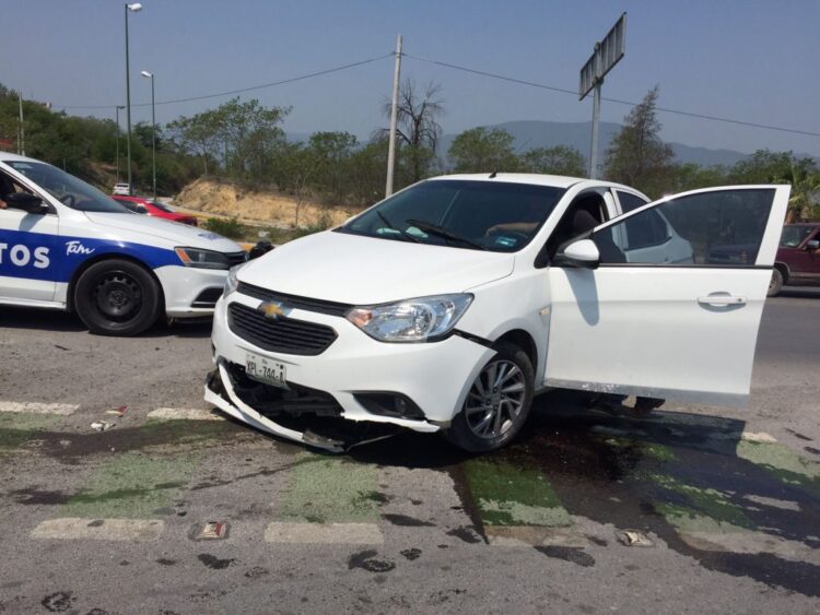 Auto se daña al estrellarse con guarnición