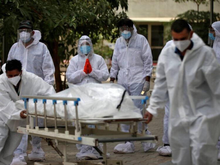 Sobrepasa India 4 mil muertos diarios por covid-19