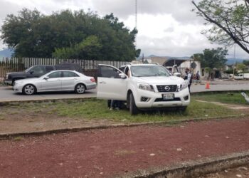 Costoso choque ocasiona chofer de camioneta