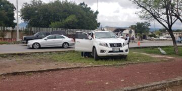 Costoso choque ocasiona chofer de camioneta