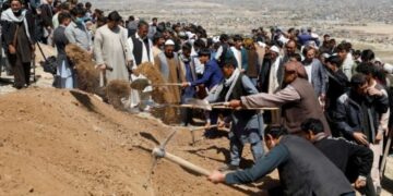 Sepultan en Afganistán a víctimas de bombazo en escuela, la mayoría niñas