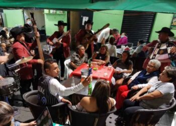 Reunión por Día de las Madres podría resultar en contagio familiar: Ssa