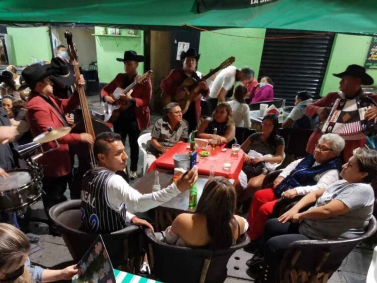 Reunión por Día de las Madres podría resultar en contagio familiar: Ssa