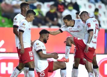 Toluca derrota 4-2 al León y elimina al campeón