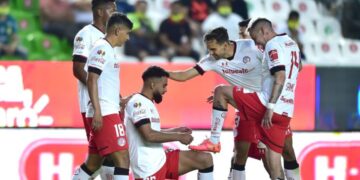 Toluca derrota 4-2 al León y elimina al campeón