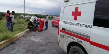 Se lesiona empleado tras caer de motocicleta