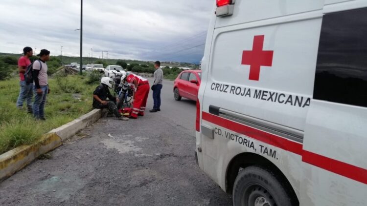 Se lesiona empleado tras caer de motocicleta