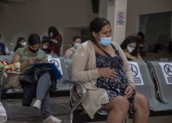 Alertan por falso registro de embarazadas para vacuna anti Covid