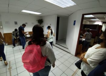 Exigen maestros pagos atrasados