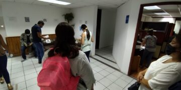 Exigen maestros pagos atrasados