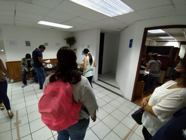 Exigen maestros pagos atrasados