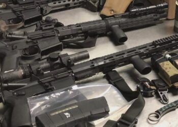 Protagoniza persecución y lo detienen con arsenal de armas en Texas