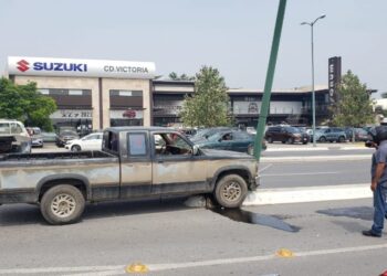 Chofer estrella camioneta con luminaria